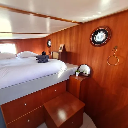 Charmante Kapiteinshut Op Historisch Schip De Hoop Bed & Breakfast