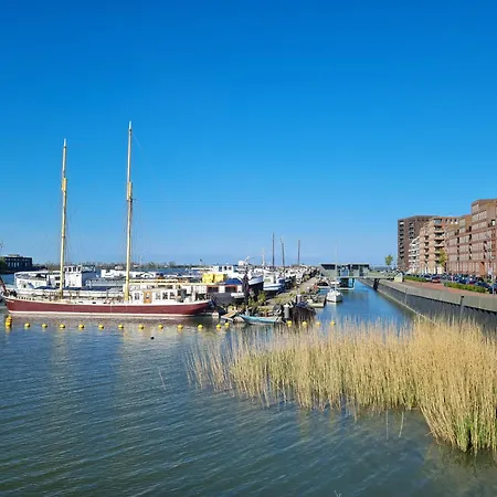 Charmante Kapiteinshut Op Historisch Schip De Hoop Bed & Breakfast *