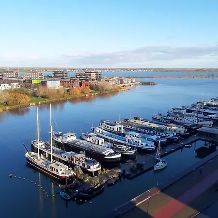 Charmante Kapiteinshut Op Historisch Schip De Hoop Bed & Breakfast Amsterdam
