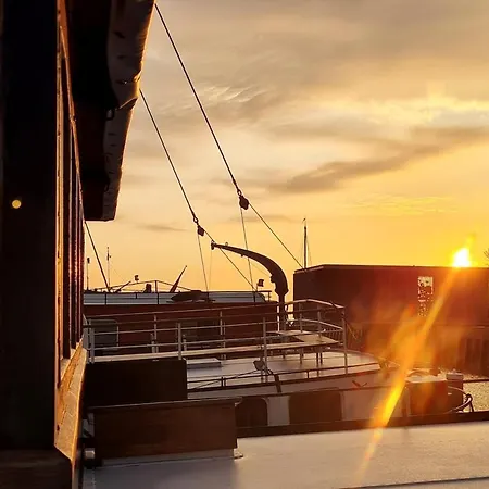 Bed & Breakfast Charmante Kapiteinshut Op Historisch Schip De Hoop