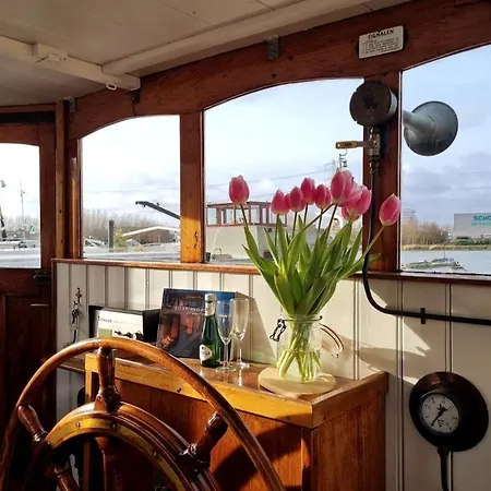 Charmante Kapiteinshut Op Historisch Schip De Hoop Bed & Breakfast