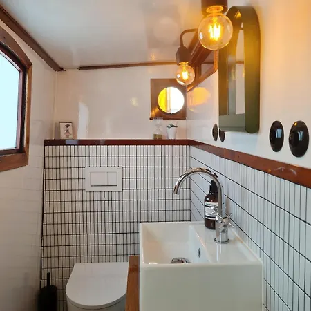 Charmante Kapiteinshut Op Historisch Schip De Hoop Bed & Breakfast