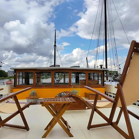 Charmante Kapiteinshut Op Historisch Schip De Hoop